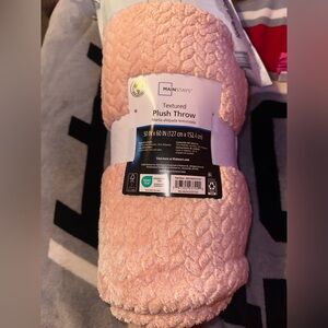 Mainstays Textured Plush Throw - Blush Pink